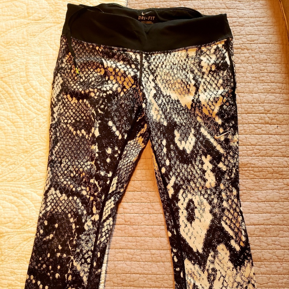 Nike capri snakeskin legging